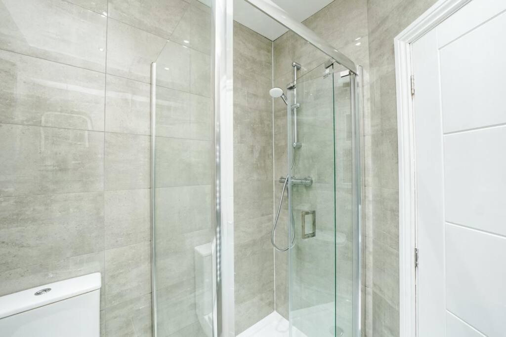 Newly Renovated Modern 4 Bed 3 Bath Apartment London Bagian luar foto
