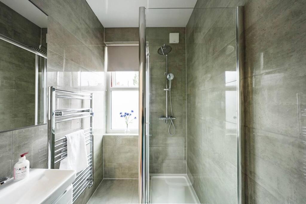 Newly Renovated Modern 4 Bed 3 Bath Apartment London Bagian luar foto