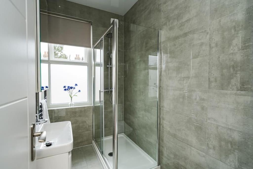 Newly Renovated Modern 4 Bed 3 Bath Apartment London Bagian luar foto